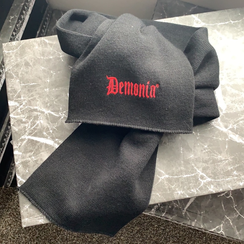 Demonia Scarf